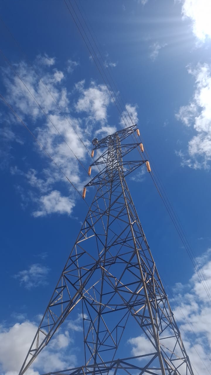 Equipe em obra e atendimento técnico
