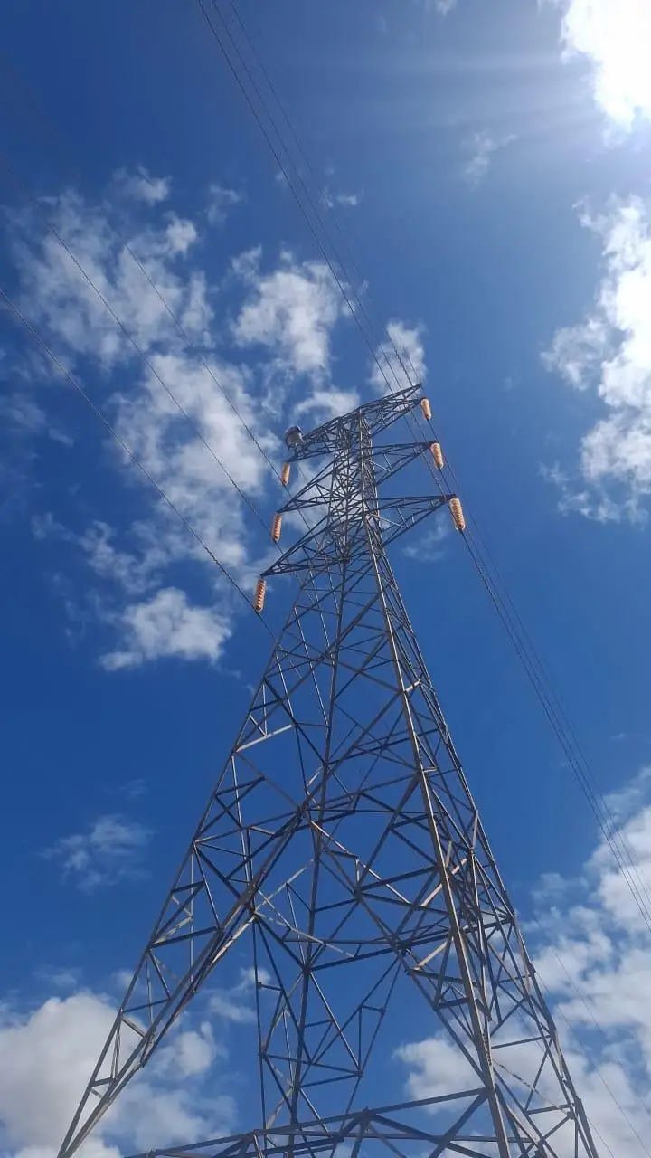 Equipe em obra e atendimento técnico